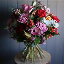      A LUXURY FESTIVE HANDTIED florist choice